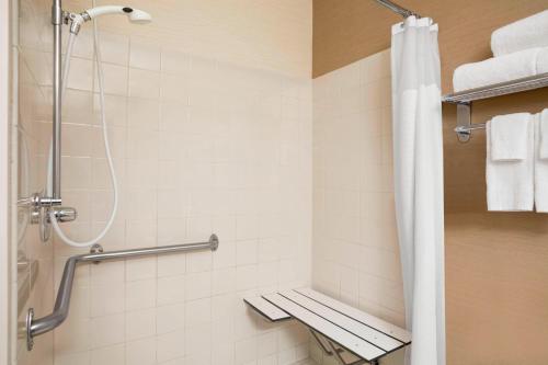 Mendota Heights费尔菲尔德旅馆及明尼阿波利斯套房酒店 - 圣保罗机场的浴室配有淋浴和带毛巾的卫生间。