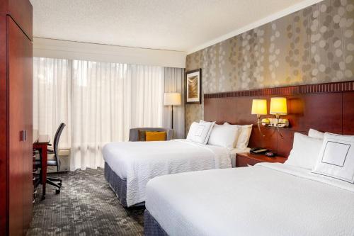 费尔菲尔德纳帕谷地区费尔菲尔德万怡酒店的酒店客房配有两张床和一张书桌