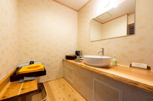 Bungotakada福吉诺托日式旅馆的一间带水槽和镜子的浴室