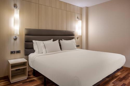 塔拉戈纳塔拉戈纳万豪AC酒店的一张大白色的床,位于酒店客房内