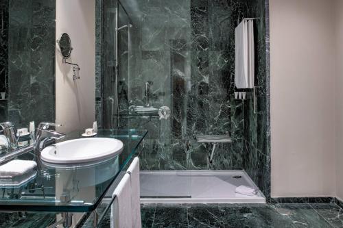 塔拉戈纳塔拉戈纳万豪AC酒店的黑白浴室设有水槽和淋浴