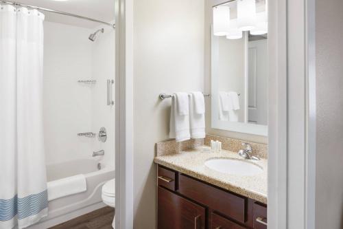 坦培亚利桑那坦佩米尔斯购物中心市镇广场酒店的一间带水槽、卫生间和镜子的浴室