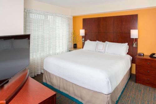 蒙克顿万豪酒店蒙克顿原住客栈的配有一张床和一台平面电视的酒店客房