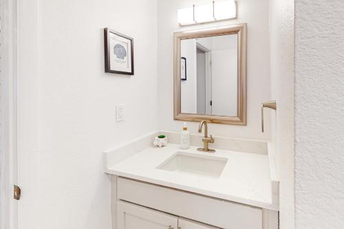 德斯坦Gulf Terrace #256的白色的浴室设有水槽和镜子