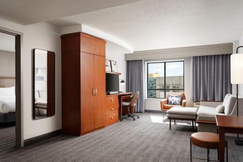 华盛顿华盛顿国会山/海军造船厂万怡酒店的配有一张床和一张书桌的酒店客房