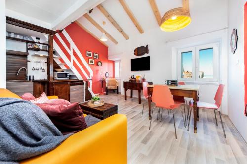 罗维尼Loreto LYA SEA VIEW APARTMENTS的客厅配有黄色的沙发和桌子