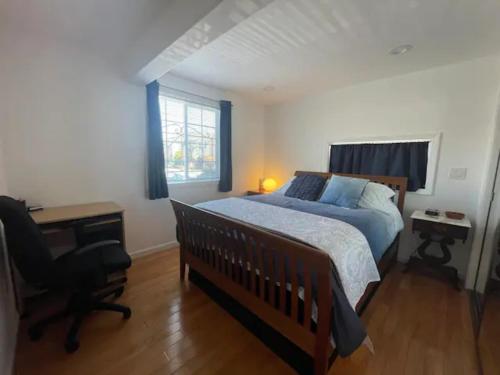 旧金山2 Bedroom Apartment with Parking near City College of SF的一间卧室配有一张床、一张桌子和一把椅子