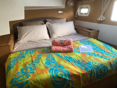 乌图罗阿Catamaran Apetahi的一张大床,上面有两个粉红色的枕头