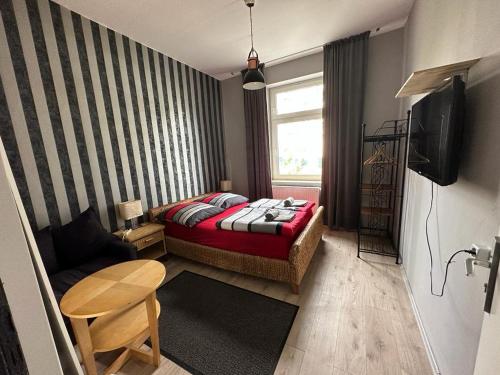杜塞尔多夫Adam's Hostel - Self Check-In & Room Just For You Alone的小房间设有床和沙发