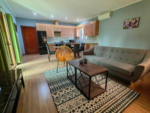 邦劳Coco Cabana Apartelle的客厅配有沙发和桌子