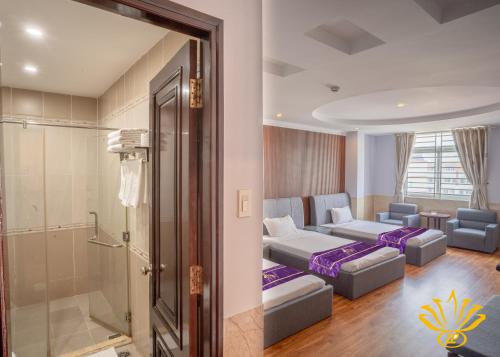 芹苴灵芳3号酒店的酒店客房配有一张床和淋浴