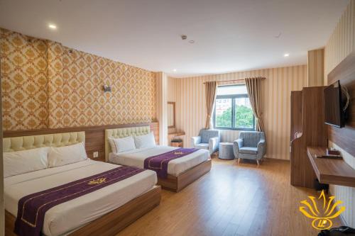芹苴灵芳3号酒店的酒店客房设有两张床和电视。