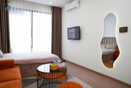 Thượng ThônHomestay-Vinhomes Smartcity-Căn hộ dich vụ的客厅配有床和沙发