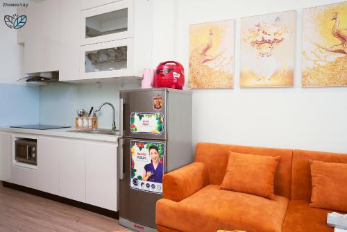 Thượng ThônHomestay-Vinhomes Smartcity-Căn hộ dich vụ的一间带冰箱和沙发的厨房