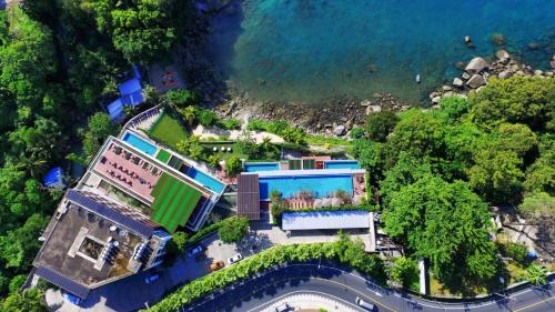 芭东海滩Zenmaya Oceanfront Phuket, Trademark Collection by Wyndham的享有带游泳池的房屋的空中景致