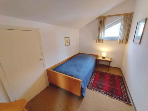 巴德米滕多夫Holiday home in Bad Mitterndorf - Steiermark 41120的一间卧室设有蓝色的床和窗户。