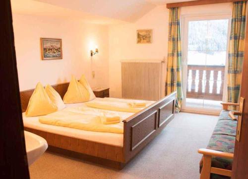 拉德施塔特Holiday home in Radstadt - Salzburger Land 352的一间卧室设有一张大床和窗户