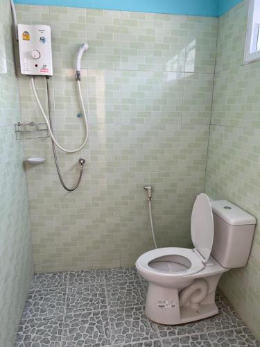 梭桃邑Sea skyline home的一间带卫生间和淋浴的浴室