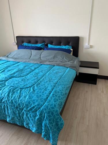 梭桃邑Sea skyline home的一间卧室配有一张带蓝色床单和蓝色枕头的床。