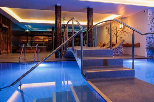 塔林Lavendel Spa Hotel的一座带楼梯的游泳池
