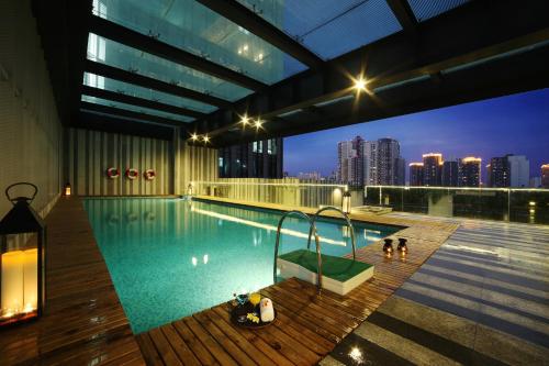 成都榛悦隆堡成都酒店的一座城市天际线建筑的顶部游泳池