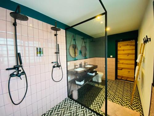 塔那那利佛Joyau secret # Jardin # Piscine # Bien-être # prox centre ville的带淋浴、盥洗盆和镜子的浴室