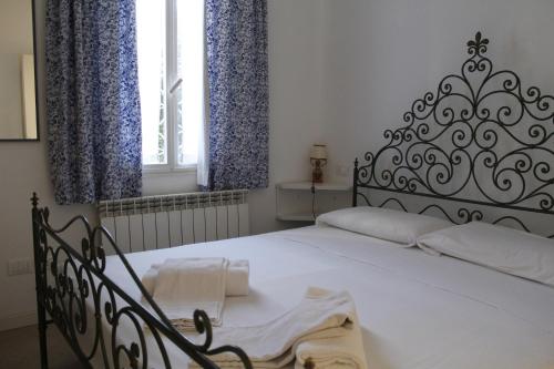 威尼斯Appartamento Redentore的卧室配有一张带蓝色窗帘的大型白色床