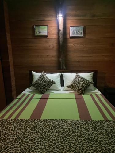 蒂瑟默哈拉默Yala Wild Safaris Camp的床上有2个枕头