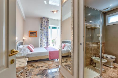 加尔尼亚诺欧罗巴酒店的一间带一张床和淋浴的小卧室