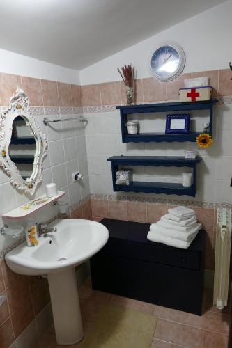 利卡塔Villa Emily的浴室配有盥洗盆、镜子和毛巾