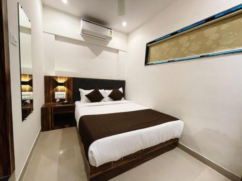 孟买Hotel Hilton Suites的一间卧室配有一张黑白床单。