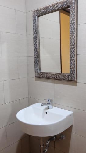乌布Buana Ubud Inn的浴室设有白色水槽和镜子