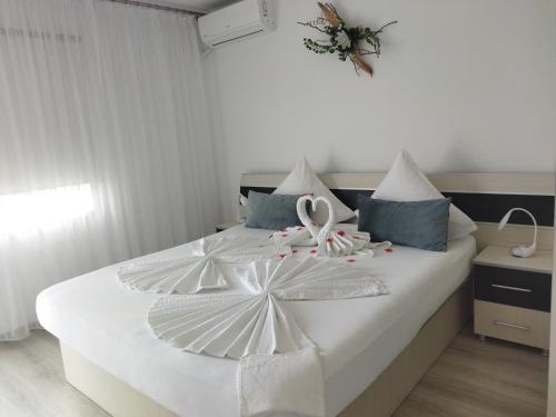 多亚马伊Vila Marius 2 Mai的卧室配有白色床和装饰品