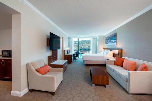 圣约翰斯三角洲圣约翰酒店和会议中心的酒店客房设有一张沙发和一张床