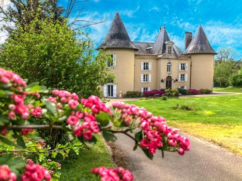 Château La Briance的前面有粉红色花的大房子