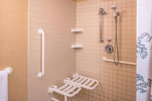 匹兹堡匹兹堡北岸酒店的浴室设有白色瓷砖墙壁和淋浴。