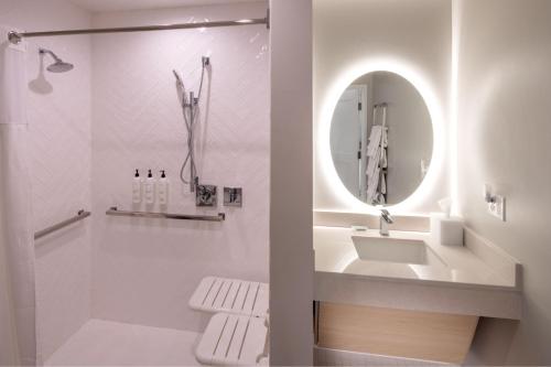 埃伦斯堡TownePlace Suites by Marriott Ellensburg的白色的浴室设有水槽和镜子