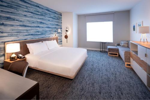 埃伦斯堡TownePlace Suites by Marriott Ellensburg的酒店客房,配有床和沙发