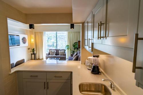 太子港万豪太子宾馆的一个带水槽的厨房和一间客厅