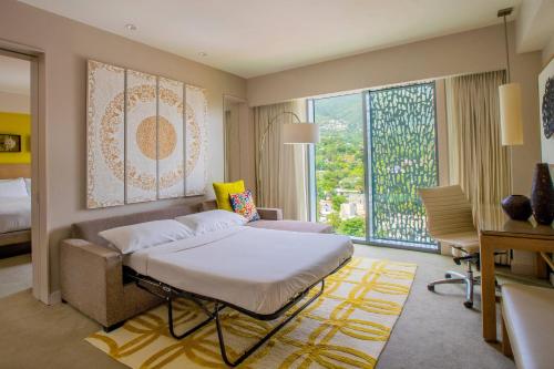太子港万豪太子宾馆的一间卧室设有一张床和一个大窗户