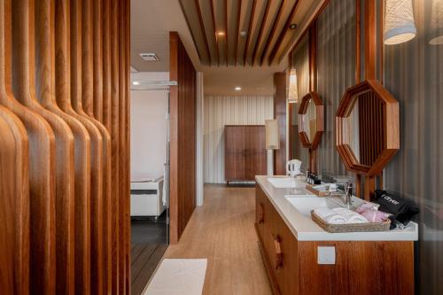 宜兰市天下居行馆的一间带水槽和镜子的浴室