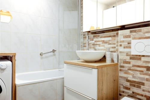 卢布尔雅那Elegant 1-bedroom apartment near hill forest的一个带水槽和碗在柜台上的浴室