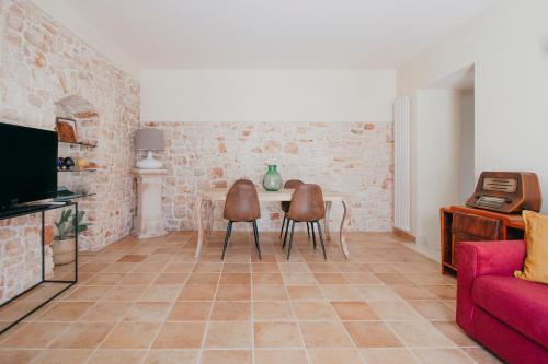 孔韦尔萨诺Conte Orsini Apartment的客厅配有沙发和桌椅