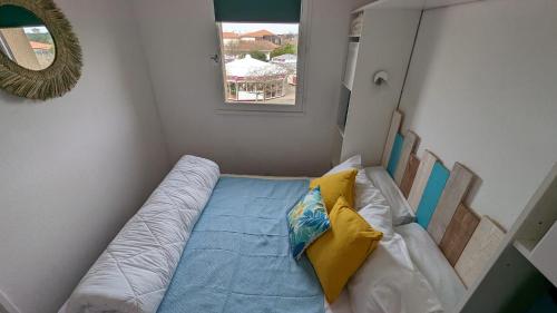 比斯卡罗斯海滩appartement T2 biscarosse plage的小房间设有床和窗户