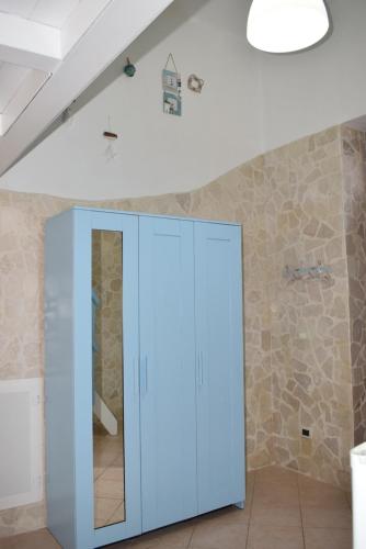 托雷坎内Chicca marina的一间石墙房间内的蓝色橱柜