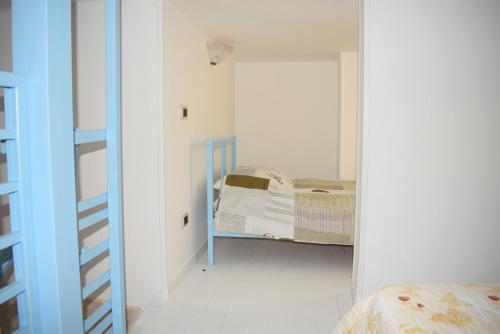 托雷坎内Chicca marina的一间白色客房内的床铺卧室