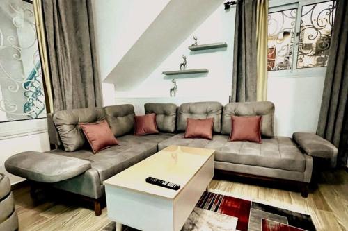 沙姆沙伊赫Luxury Getaway /Brand New 2BR /Wi-Fi /Full Kitchen的带沙发和咖啡桌的客厅