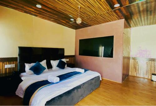 LukungNorling Cozy Cottages的大卧室配有一张带蓝色枕头的大床
