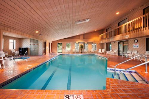 威斯康星戴尔华美达威斯康星戴勒斯酒店的大型客房的大型游泳池