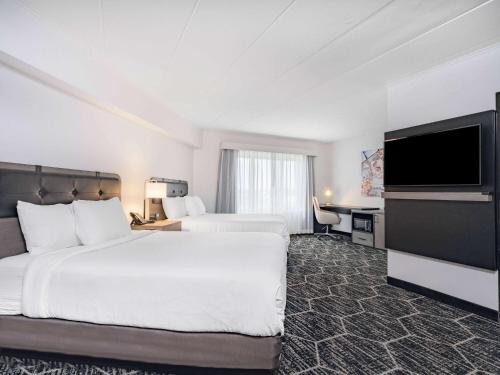 罗斯芒特La Quinta by Wyndham Chicago O'Hare Airport的酒店客房设有两张床和一台平面电视。